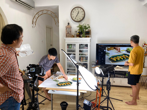 Chụp hình món ăn tại nhà hàng