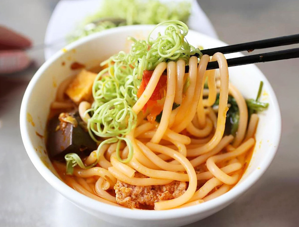 Màu đỏ của sợi bún là từ màu điều và gạch tôm