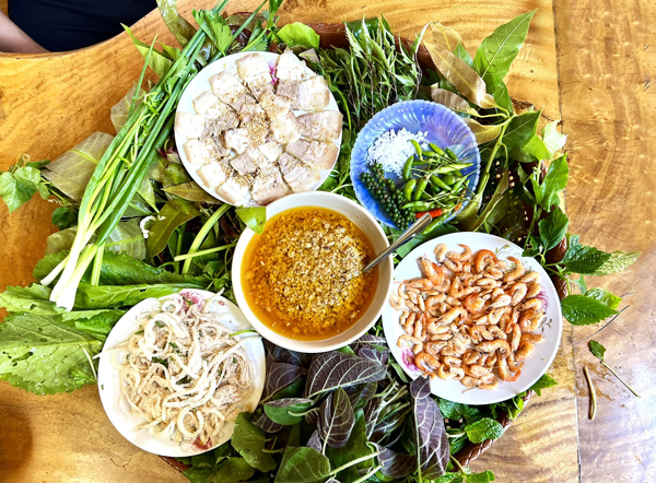 Gỏi lá được kết hợp đến hơn 60 loại lá rừng