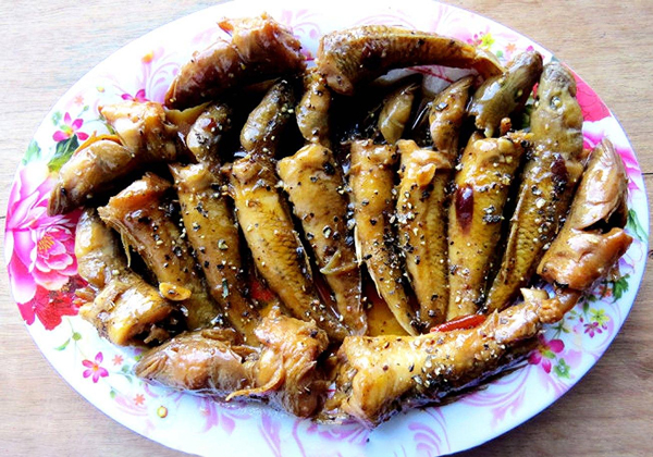 Cá Bống được bắt từ suối tại đây, thịt của loài cá này vừa ngon vừa dai