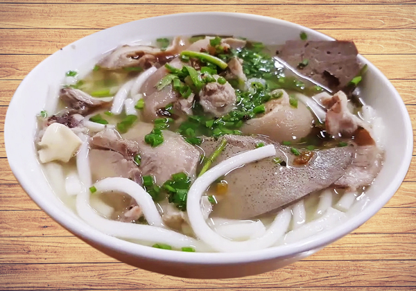 Lòng heo tạo nên sự đặc biệt cho món bánh canh Bến Có