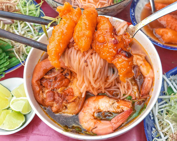 Bún suông Trà Vinh nổi bật cùng những miến chả tôm