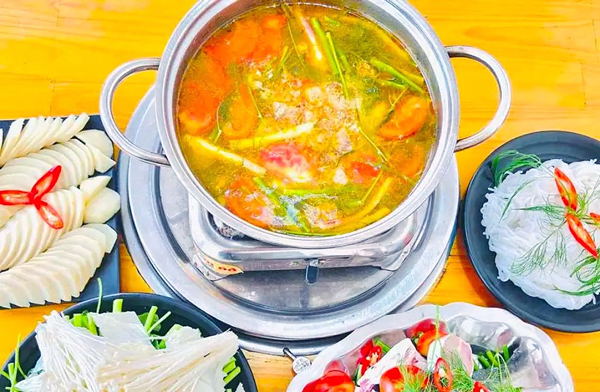 Lẩu chua sả nghệ cá nhám giàu